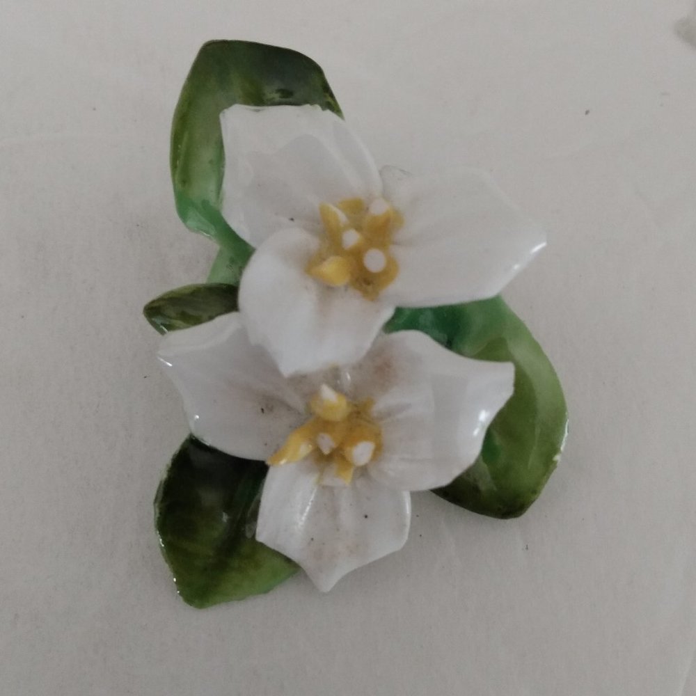 Vintage brooch Aynsley from England Bone China White flowers with leaves